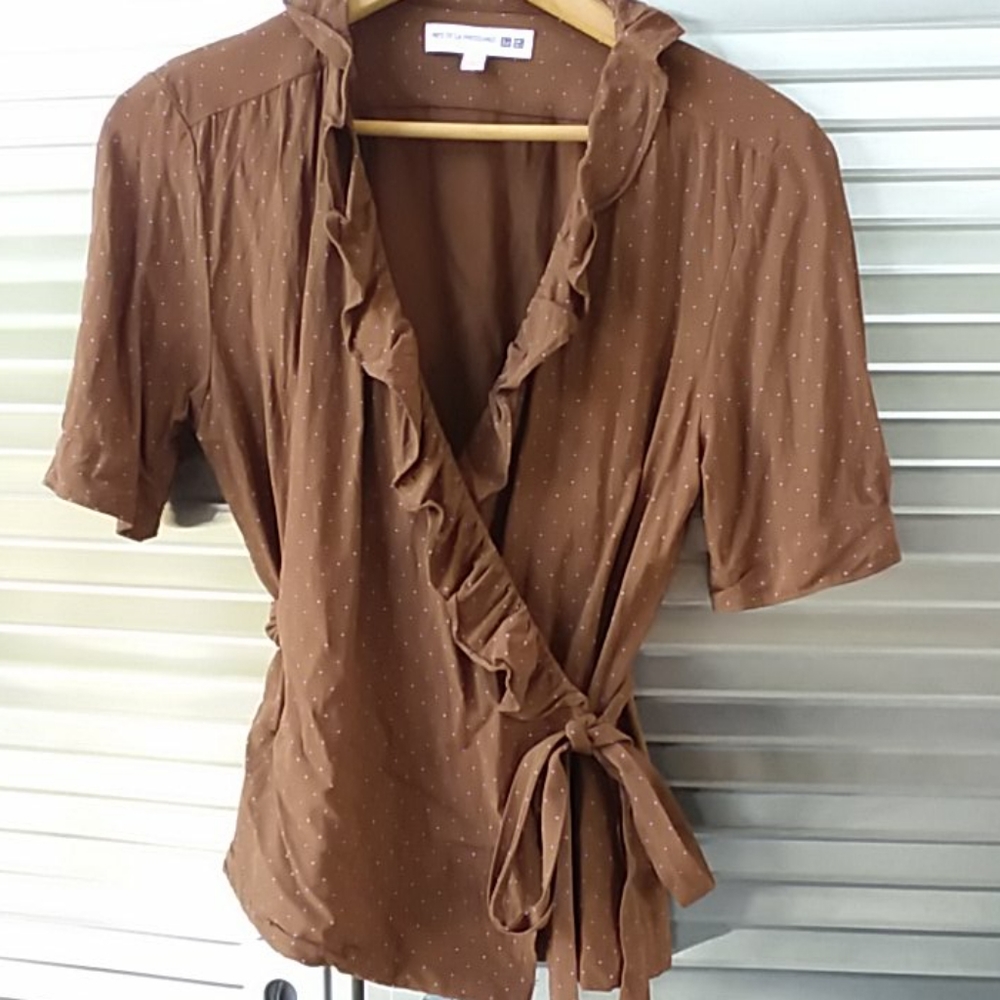 UNIQLO ruffle edges wrap top